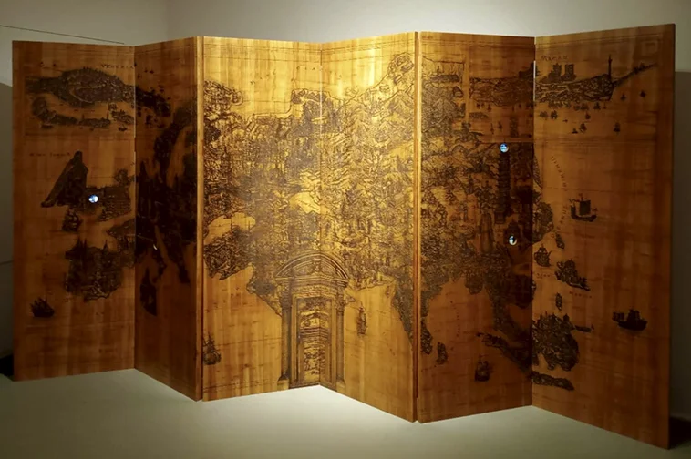 Eric Fok Hoi Seng, Silent Travelogues 靜默的遊記, 2026, Bamboo steel, digital screens, laser engraving, 390 x 225 cm, ph Qinggang Xiang