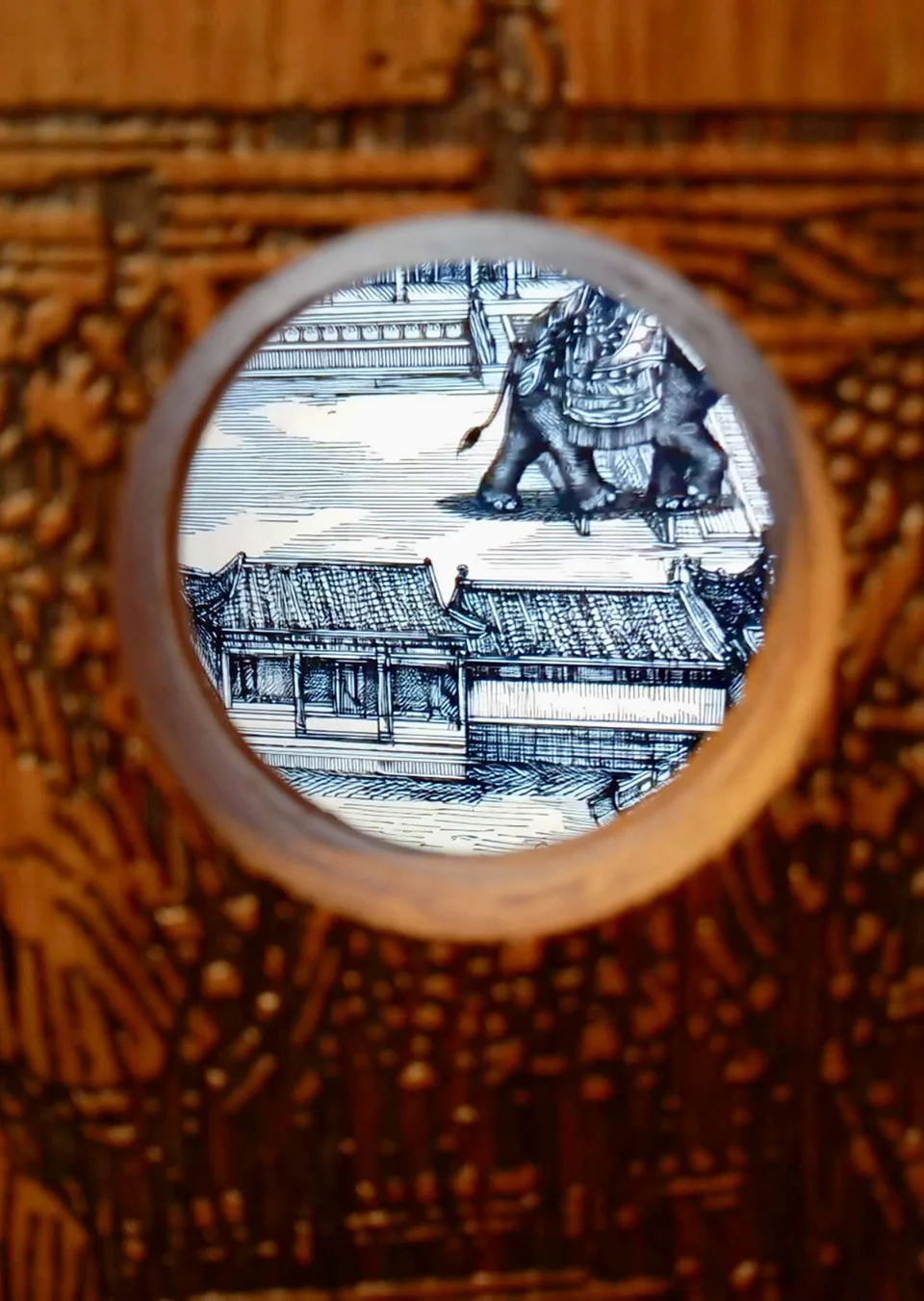 Eric Fok Hoi Seng, Silent Travelogues 靜默的遊記 (dettaglio), 2026, Bamboo steel, digital screens, laser engraving, 390 x 225 cm, ph Qinggang Xiang