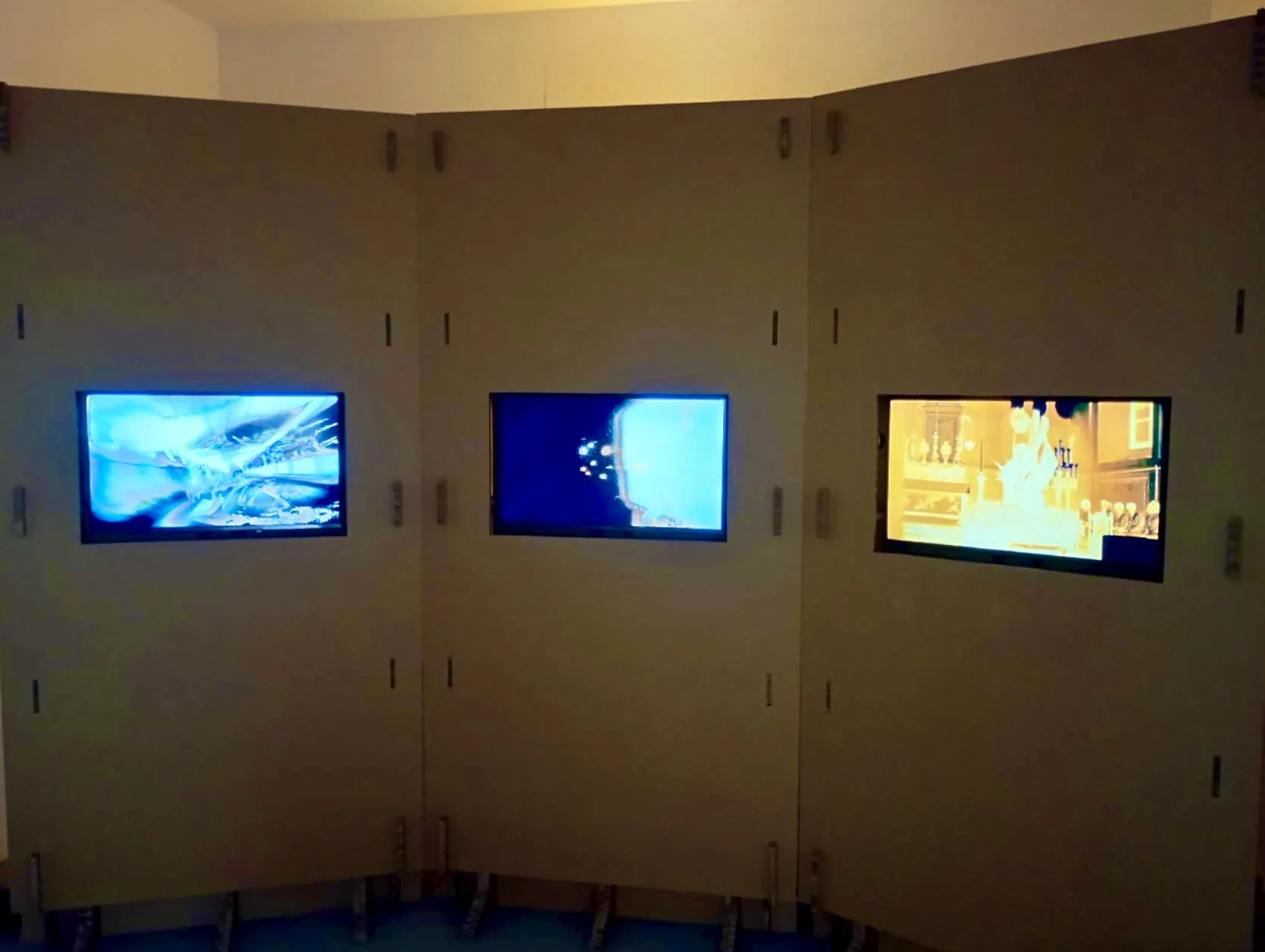 O Chi Wai, Sanqu (A Cappella Reverie) 散曲, 2026, 5-minute video footage, digital screens, high-strength corrugated cardboard, 377 x 225 cm, ph Qinggang Xiang